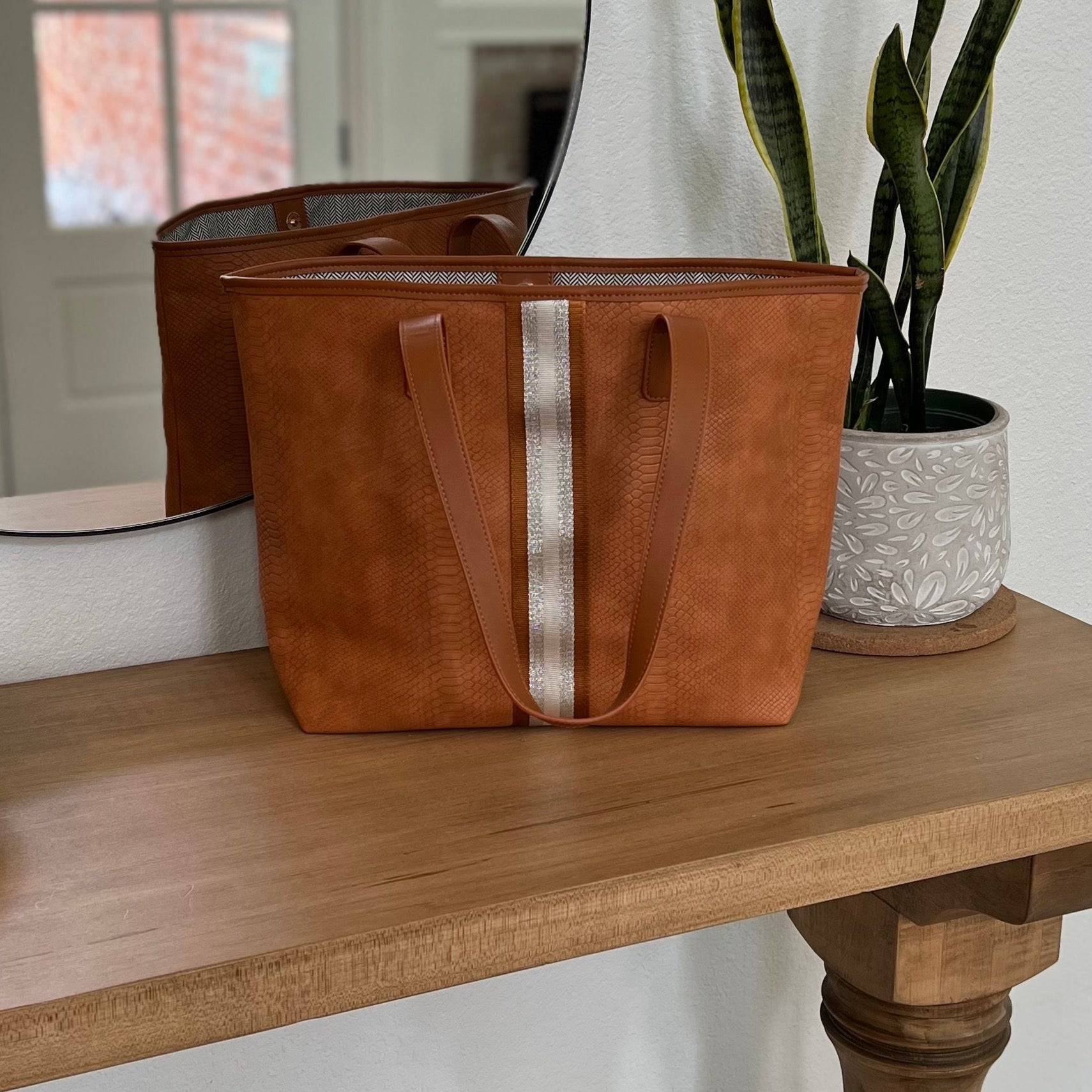 kira Tote.